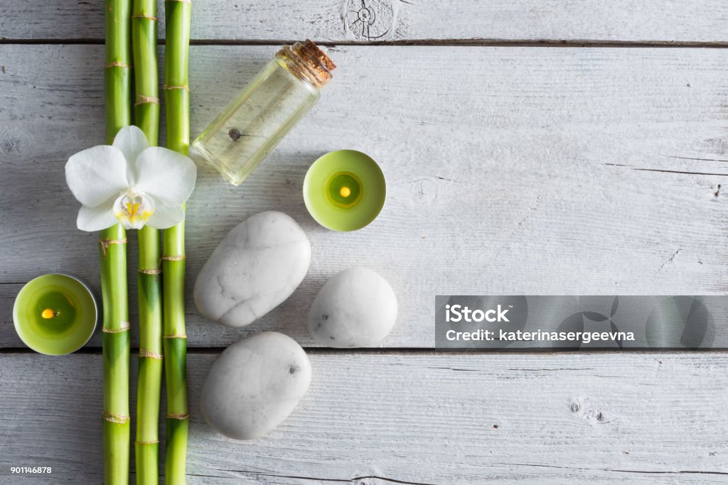 des plantes blanches pierres de zen balance, orchidée et bambou sur la table en bois - Photo de Bougie libre de droits