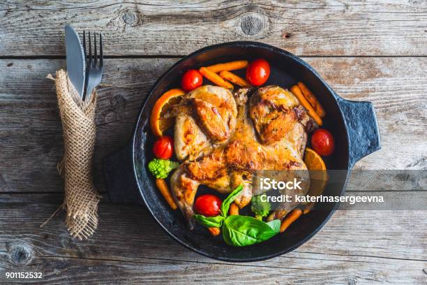 Pollo Fritto In Padella - Fotografie stock e altre immagini di Pentola - Pentola, Carne di pollo, Pollo