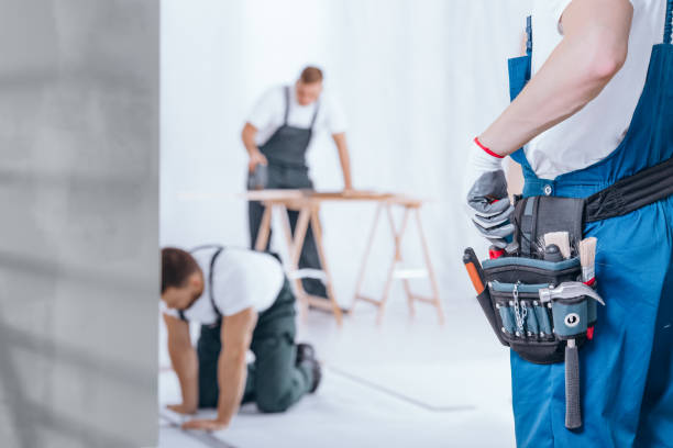 handyman with tool belt - home remodeling imagens e fotografias de stock