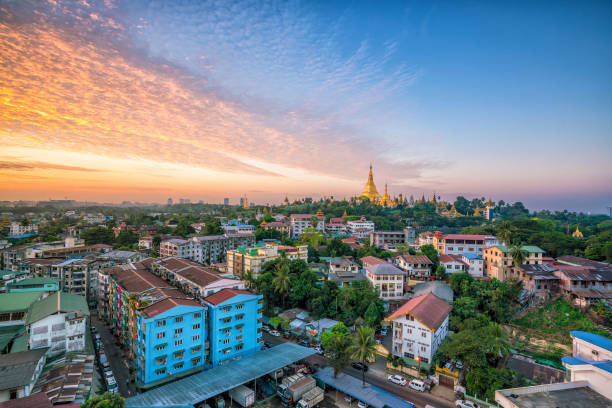 ミャンマーのシュエダゴン パゴダとヤンゴン スカイライン - shwedagon pagoda 写真 ストックフォトと画像