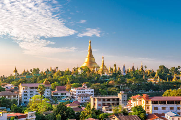 シュエダゴン パゴダとヤンゴン スカイライン - gold pagoda temple myanmar ストックフォトと画像