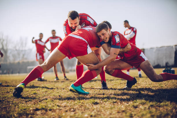 oefeningen voor wedstrijd - rugby scrum stockfoto's en -beelden