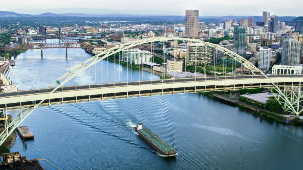 aerial portland centrum od fremont bridge - bridge connection contemporary suspension bridge zdjęcia i obrazy z banku zdjęć