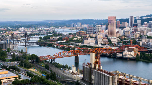 aerial portland downtown von east portland - suspension railway stock-fotos und bilder