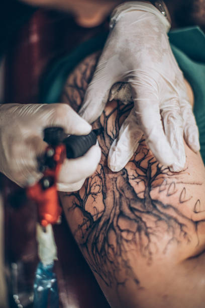 istock Artist making tattoo on hand 901179014