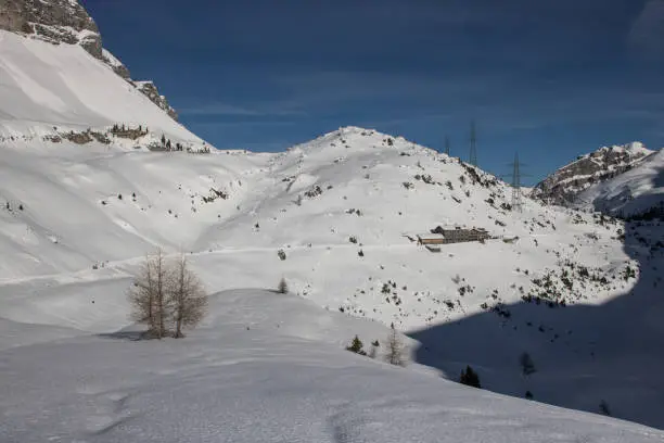 A picture of a lovely winter hiking day in the swiss alps