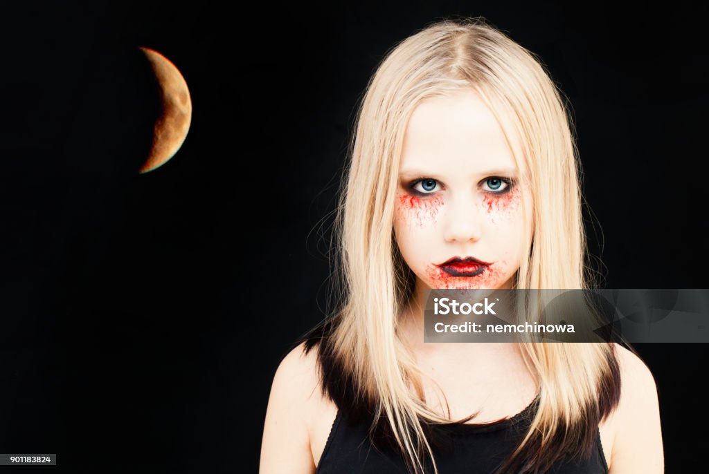  Chica Con El Maquillaje De Halloween Retrato De Muchacha Adolescente Con Maquillaje Artístico Y De La Luna Sobre Fondo Negro Foto de stock y más banco de imágenes de Niñas