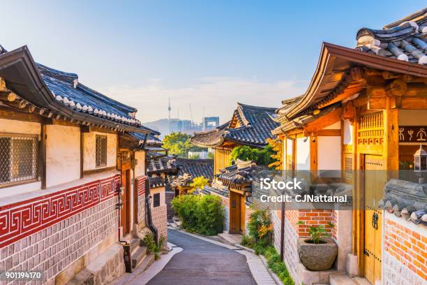 Amanecer De Bukchon Hanok Village En Seúl Corea Del Sur Foto de stock y más banco de imágenes de Seúl