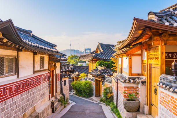 wschód słońca w bukchon hanok village w seulu, korea południowa. - korea zdjęcia i obrazy z banku zdjęć