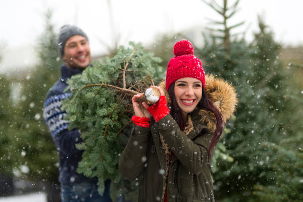 istock Couple buying Christmas tree 901202814