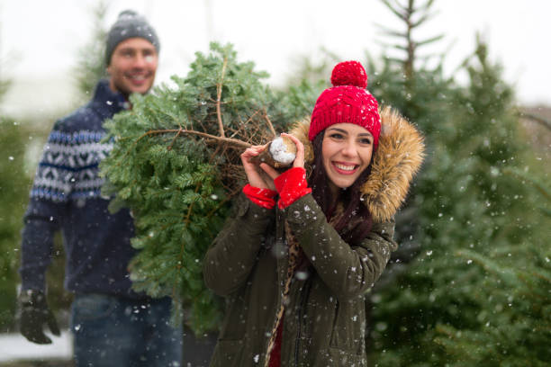 istock Couple buying Christmas tree 901203012