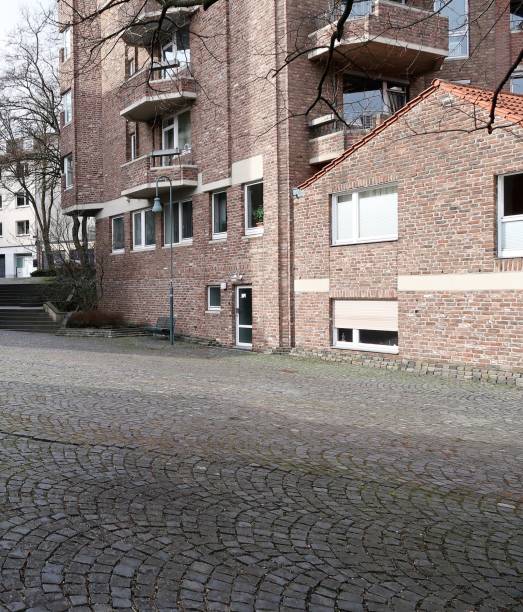 cobblestone street - aachen brick building exterior built structure imagens e fotografias de stock