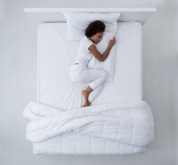 bella donna a letto - sleeping women bed pillow foto e immagini stock