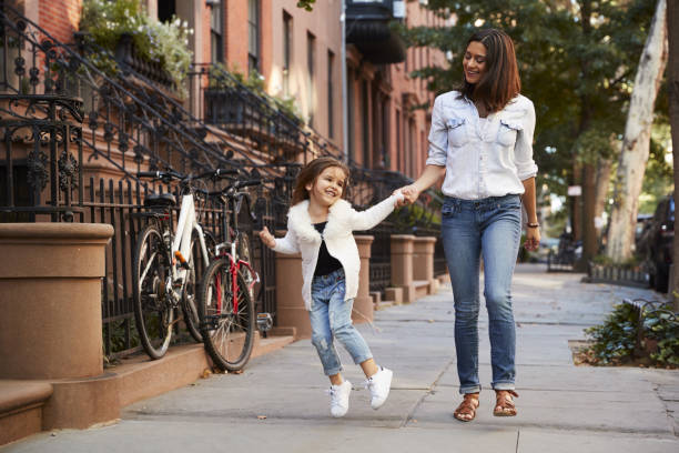 matka i córka idące ulicą - brooklyn brownstone street city zdjęcia i obrazy z banku zdjęć