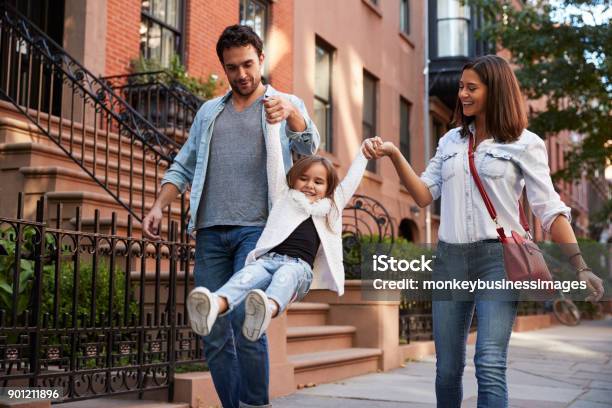 Familie Einen Spaziergang Auf Der Straße Stockfoto und mehr Bilder von Familie - Familie, Brooklyn - New York, New York City