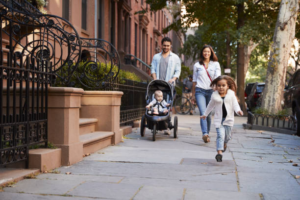 rodzina spacerując ulicą, z bliska - baby toddler young women outdoors zdjęcia i obrazy z banku zdjęć