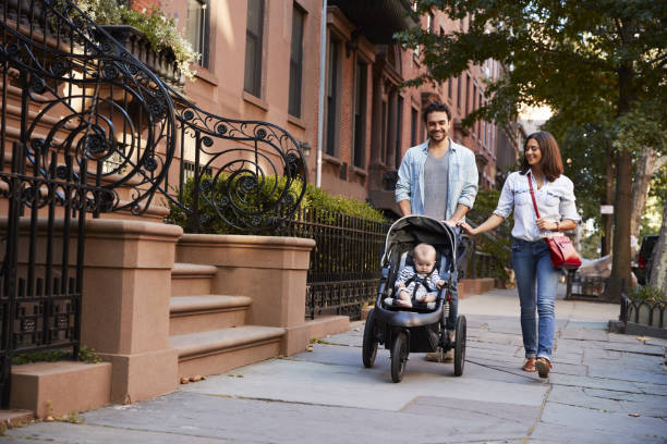 rodzina spacerując ulicą, z bliska - brooklyn brownstone street city zdjęcia i obrazy z banku zdjęć