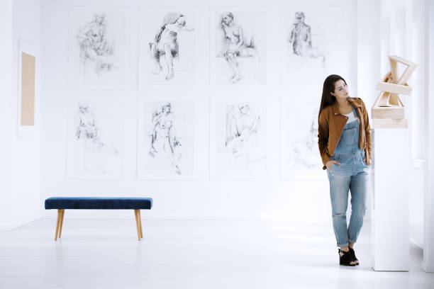 istock Girl looking at sculpture 901212198