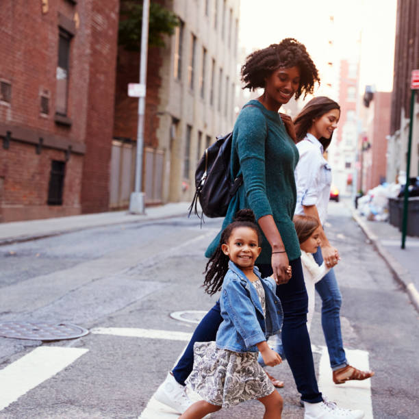 dos amigos de la madre con hijas, cruzando la carretera, de cerca - familia de cruzar la calle fotografías e imágenes de stock