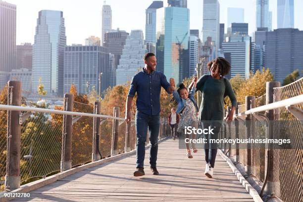 딸 인 도교에 산책과 함께 젊은 가족 가족에 대한 스톡 사진 및 기타 이미지 - 가족, 도시, 뉴욕 시