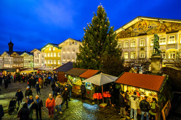 marché de noël - bad toelz - bad tölz wolfratshausen photos et images de collection