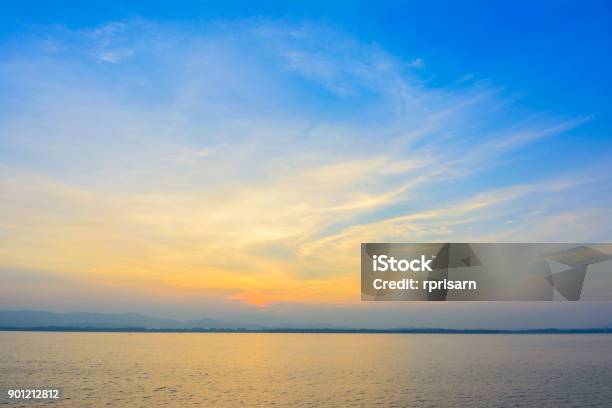 Natur Sonnenaufgang Mit Gebirgshintergrund Stockfoto und mehr Bilder von Himmel - Himmel, Blau, Sonnenaufgang