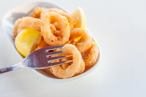 Fried calamari rings served with lemon and white sauce