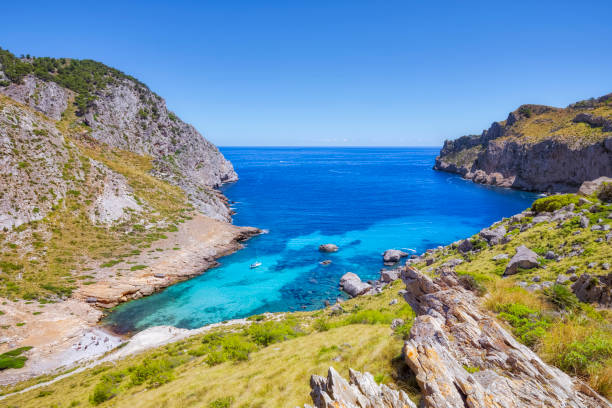 칼라 피구에 라 커뮤니티 pollenca, 스페인 마요르카 섬에 모자 formentor 근처에 베이 - mountain looking at view beach cliff 뉴스 사진 이미지