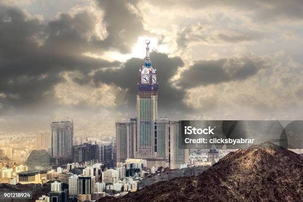 Foto de Horizonte Com Abraj Al Bait Em Meca Na Arábia Saudita e mais fotos de stock de Meca - Arábia Saudita