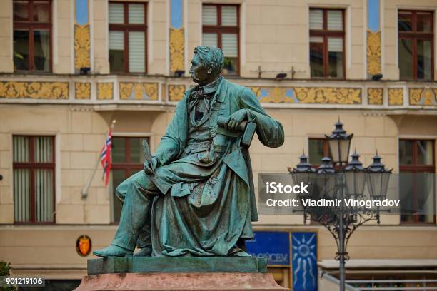 有名なポーランドの作家アレクサンダー アレクサンデルフレドロの新古典主義の銅像 1897 年レナード マルコーニヴロツワフのメイン市場正方形低
