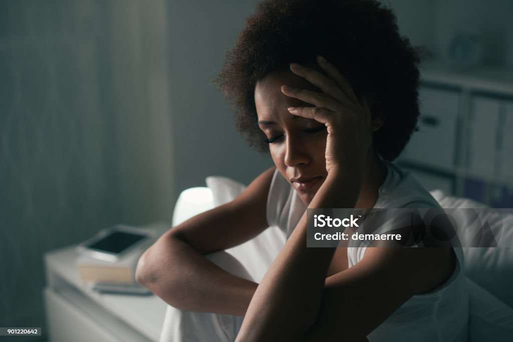 Donna triste che soffre di insonnia - Foto stock royalty-free di Insonnia