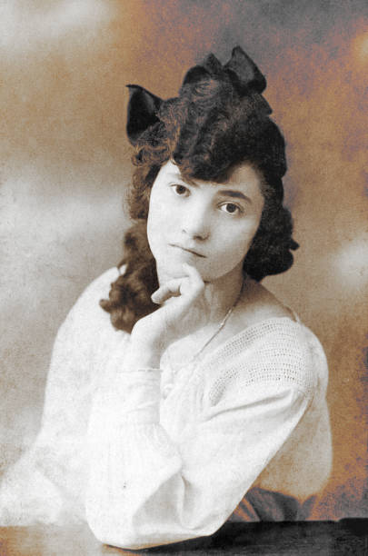 винтаж молодая женщина из двадцатых годов - 1910s style стоковые фото и изображения