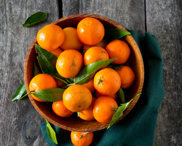 mandarins in a wooden bowl - fotografia de stock