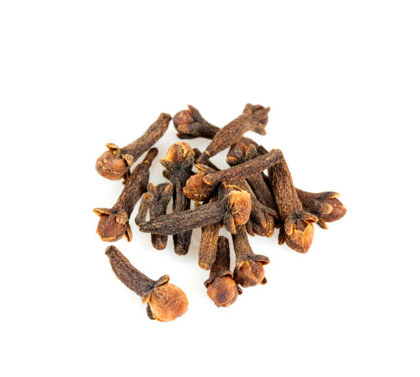 istock cloves isolated on white background 901261314
