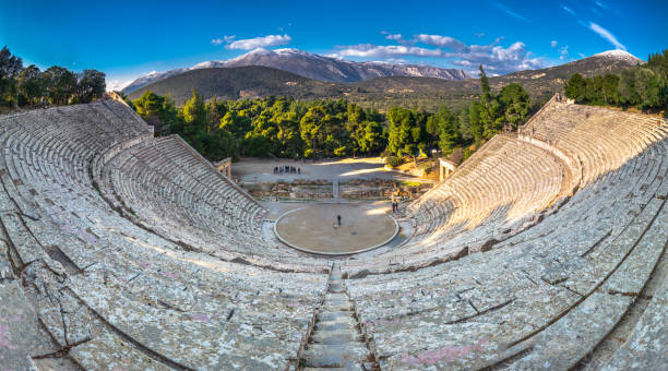 starożytny teatr epidaurus (lub "epidavros"), prefektura argolida, peloponez, grecja. - epidaurus greece epidavros amphitheater zdjęcia i obrazy z banku zdjęć