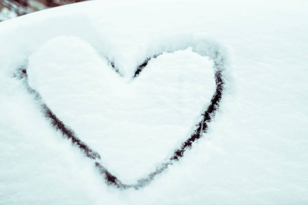 istock Heart shape on a car covered in snow 901264912