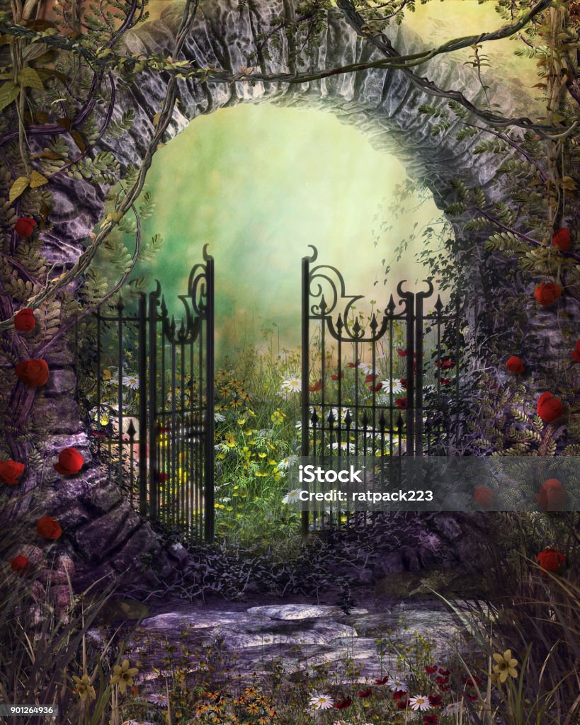 アイビーや花の魅惑的なオールド ガーデン ゲート - 幻想のロイヤリティフリーストックフォト