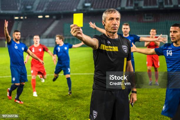 Photo libre de droit de Carte Montrant Jaune De Football Arbitre banque d'images et plus d'images libres de droit de Football - Football, Arbitre - Officiel sportif, Carton jaune