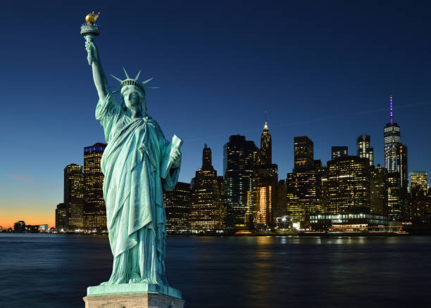 la estatua de la libertad y manhattah contra el horizonte. - statue of liberty new york city statue usa fotografías e imágenes de stock