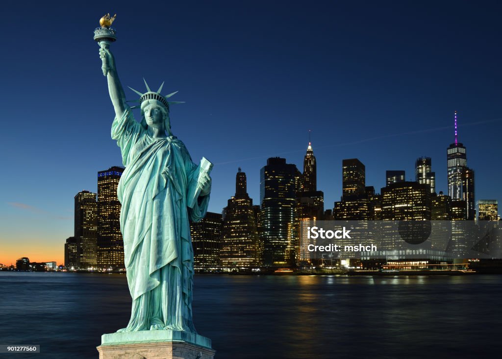 A Estátua da Liberdade e Manhattah horizonte. - Foto de stock de New York City royalty-free