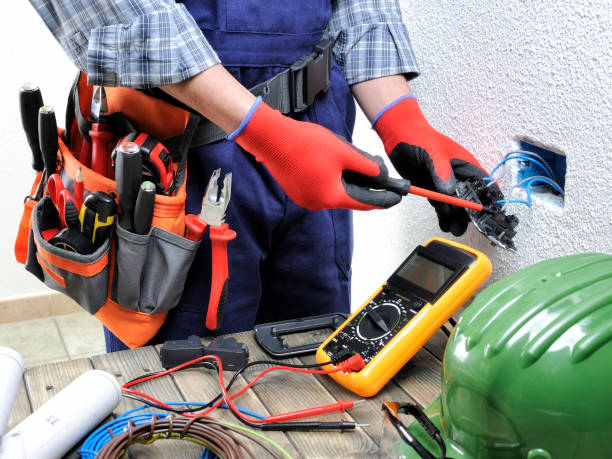 若手電気技術者は住宅用電気システムの安全規格に準拠して動作します。 - pliers technician cable electrical equipment ストックフォトと画像