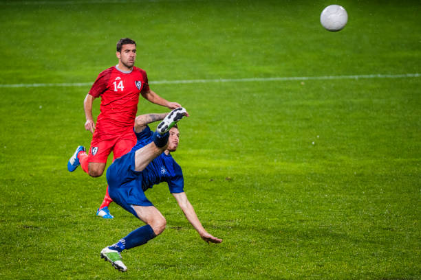 despejar el balón del jugador del fútbol - volley kick fotografías e imágenes de stock