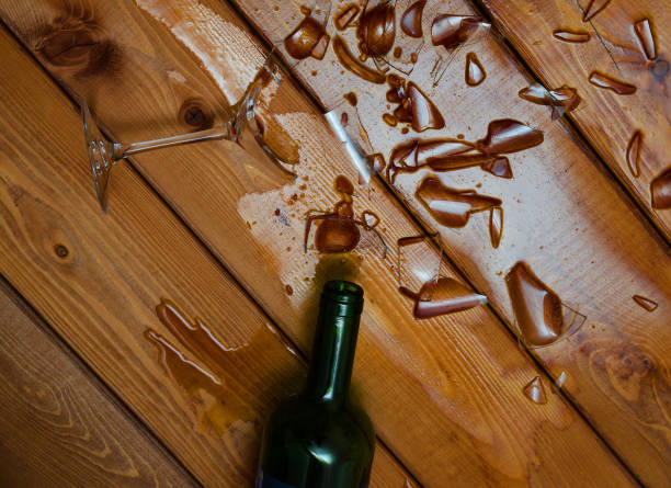 copa de vino rota con botella en mesa - glass broken spilling drink fotografías e imágenes de stock