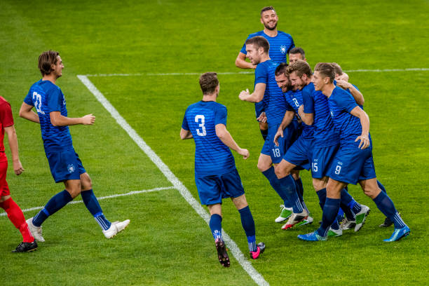 squadra di calcio in azzurro che festeggia un gol - football field football number 20 grass foto e immagini stock