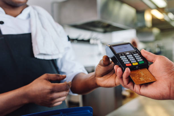 istock Customer making cashless payment in restaurant 901315604