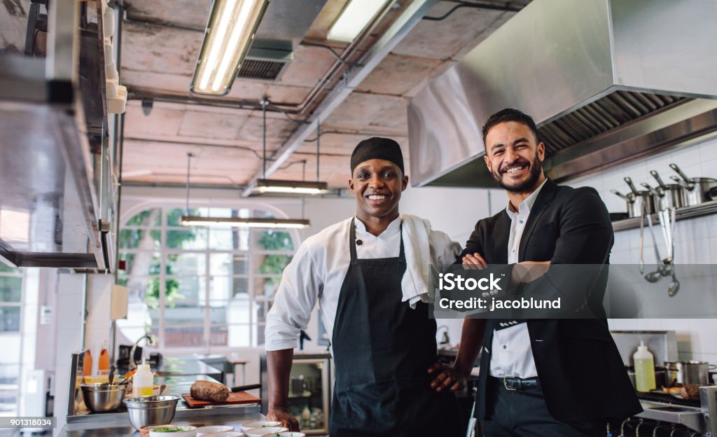 餐館老闆與廚師在廚房 - 免版稅餐廳圖庫照片