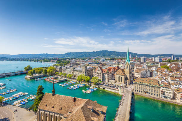 veduta aerea di zurigo con il fiume limmat, svizzera - grossmunster cathedral foto e immagini stock