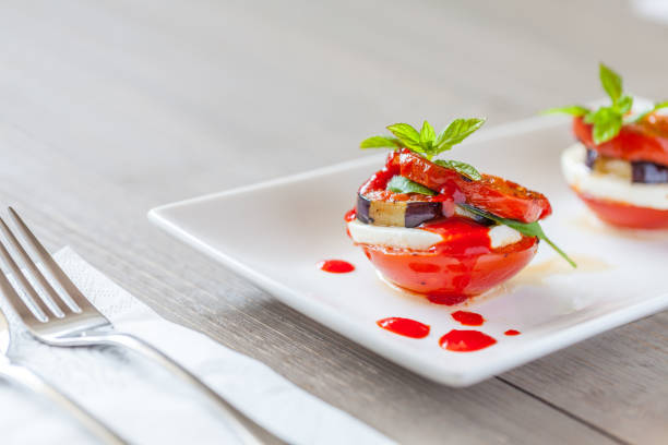 melanzane di pomodoro mozarella gourmet - mozarella sul tavolo foto e immagini stock