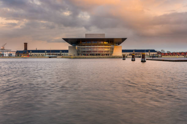 vista del teatro dell'opera di copenaghen. - copenhagen opera denmark opera house foto e immagini stock