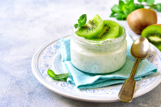portion d’yogourt naturel avec les semences clerbois et kiwi - yogurt greek culture milk healthy eating photos et images de collection